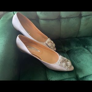 Manolo Blahnik Hangisi Crystal-Buckle Satin Flats sz. 7.5 (EU 38)